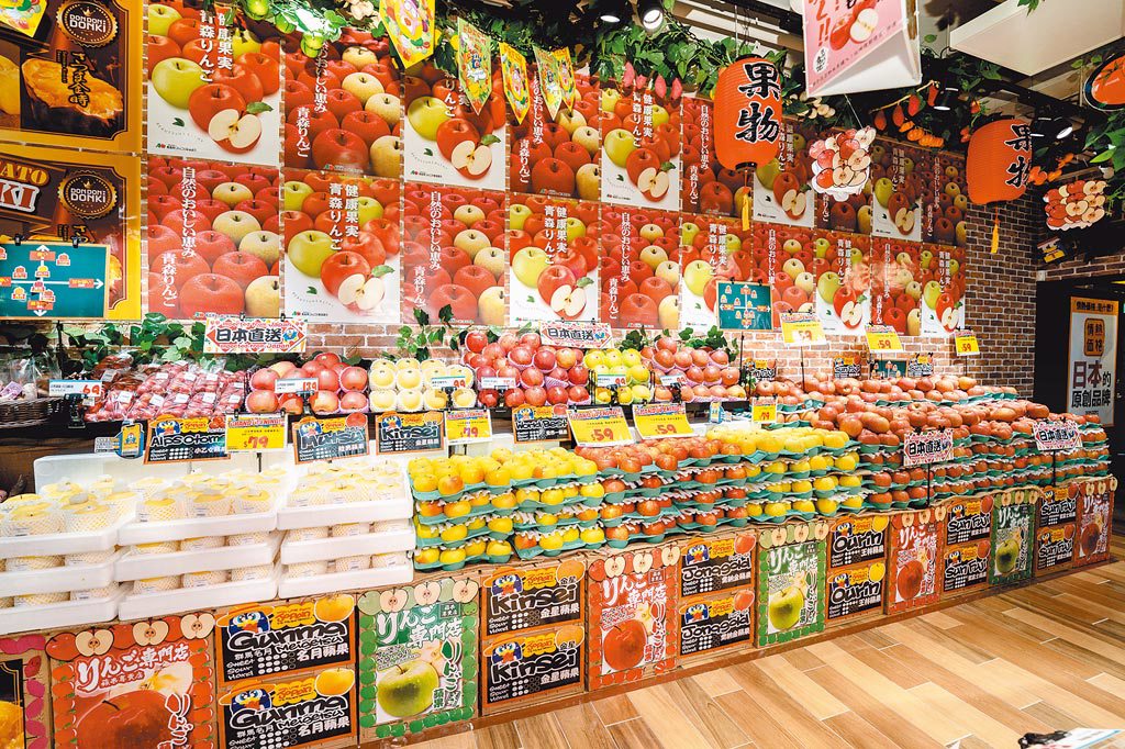 因應台灣人的喜好，DON DON DONKI供應了多個蘋果品種，包括清脆爽口的蜜富士蘋果，和香氣逼人多汁的喬納金蘋果等。（DON DON DONKI提供）