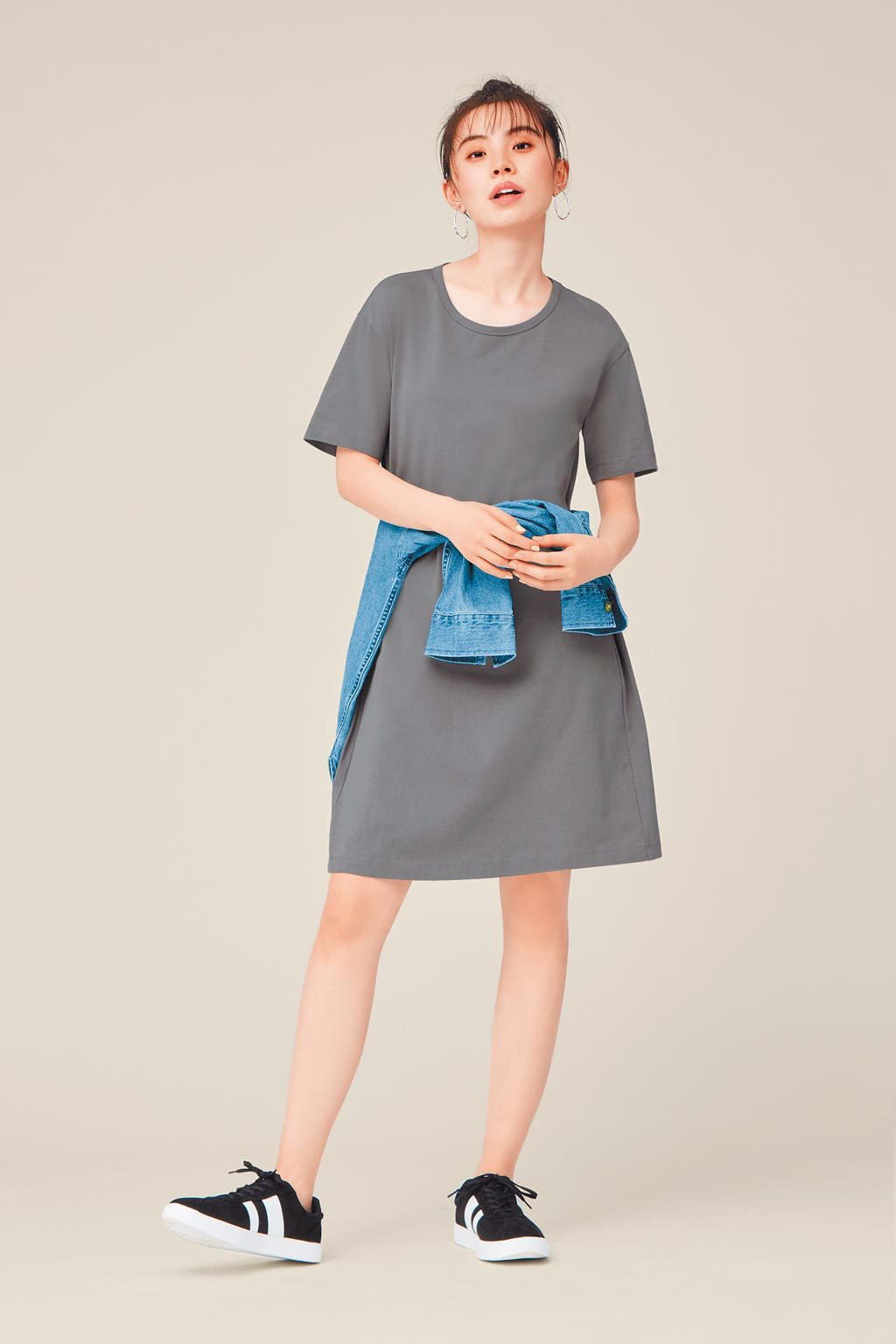 GU調查台灣意見回饋，今年特別推出縮短裙長、加寬領口的A-lined連身迷你裙，390元。（GU提供）