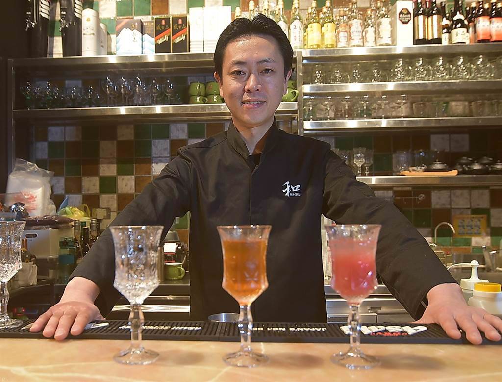 欣葉集團打造新品牌〈欣葉俱樂部〉，攜手知名酒吧〈WA-SHU和酒〉的主理人稻葉智章（Tomo）合作。（圖／姚舜）