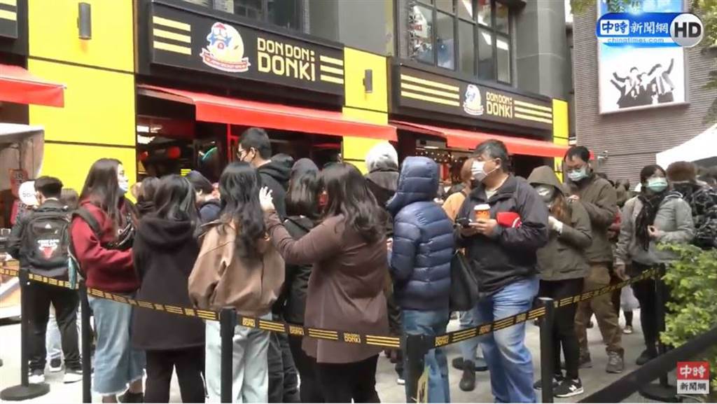 台灣唐吉訶德首店吸引大票民眾前來排隊搶著進場購買。（圖／中時新聞網直播畫面）