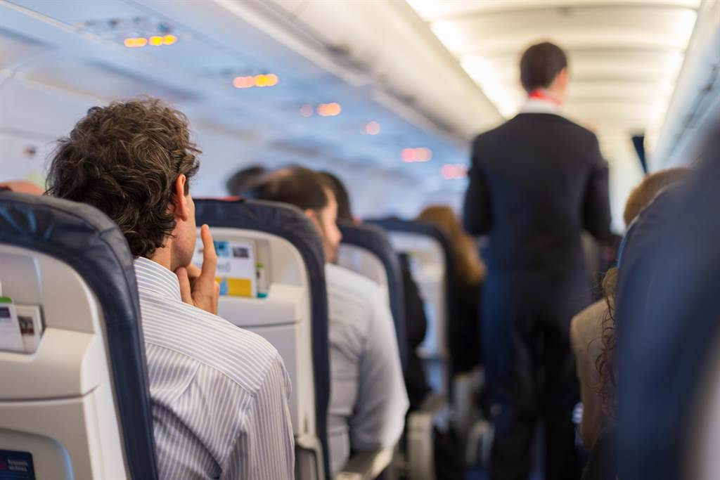 美國一名空姐拍片告誡大家，搭乘飛機時千萬不要喝和熱水相關的飲品。(示意圖/達志影像)