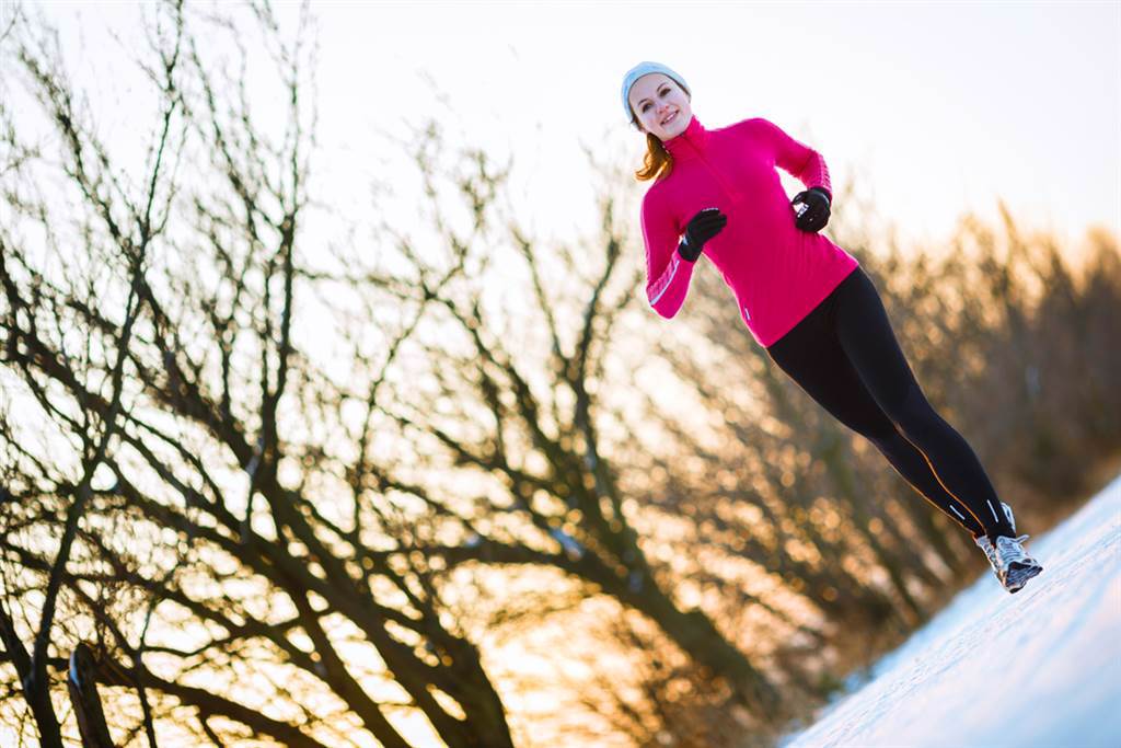 冬季進行適當運動有益身心，但需避免過於劇烈，以微微出汗最佳。（達志影像/shutterstock)