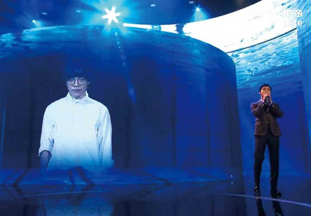 去年的金馬獎頒獎典禮上，陳昊森和人在高雄的盧廣仲連線合唱〈刻在我心底的名字〉。（圖／台視提供）