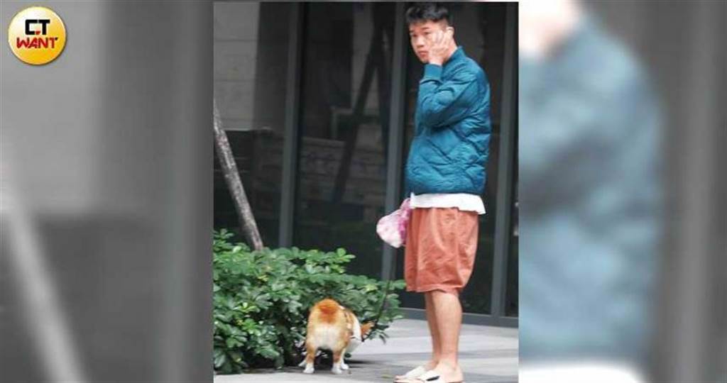 幫陳昊森遛狗的短褲男，就是電影《刻在》的美術指導姚國禎。（圖／本刊攝影組）
