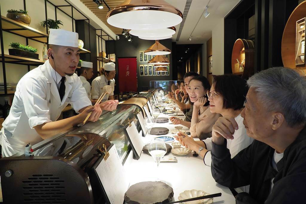 五郎時食的廚師與客人熱絡地互動，營造出私人招待所的氛圍。(圖/林格立提供)