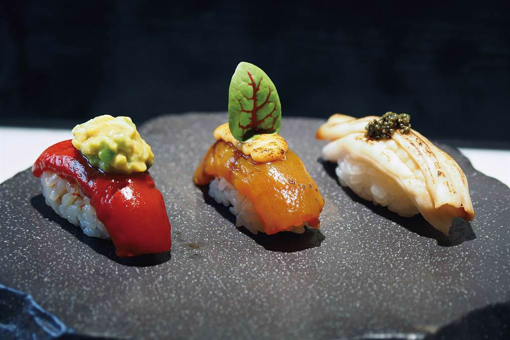 消費者吃到鮪魚酪梨握壽司、炙燒辣味旗魚、象拔蚌佐魚子醬握壽司的反應是「很像」。(圖/林格立提供)