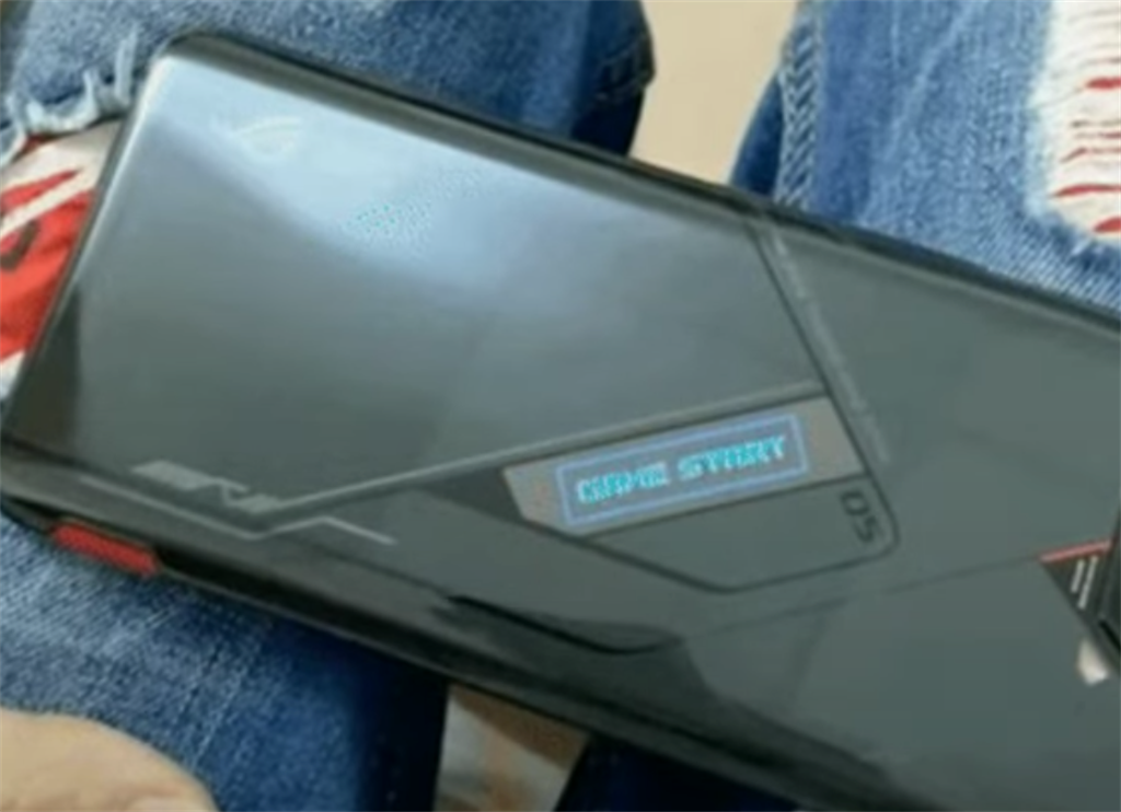 疑似ROG Phone 5的動手玩影片提前曝光。（摘自YouTube）
