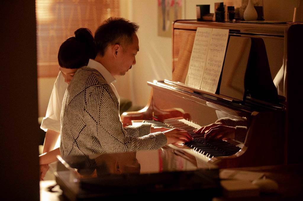 告五人歌曲〈唯一〉MV中，石頭和紀培慧飾演一對結縭多年的夫妻。(相信音樂提供)