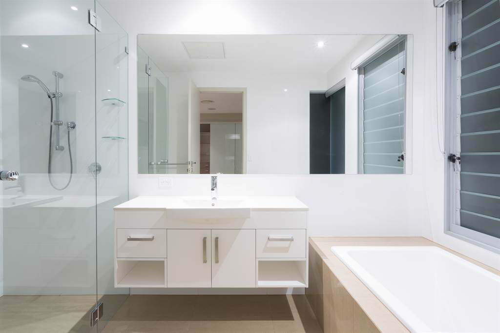 美國一戶人家搬到新家後覺得浴室的大鏡子不對勁，沒想到一拆開就發現暗藏密室。(示意圖/達志影像)