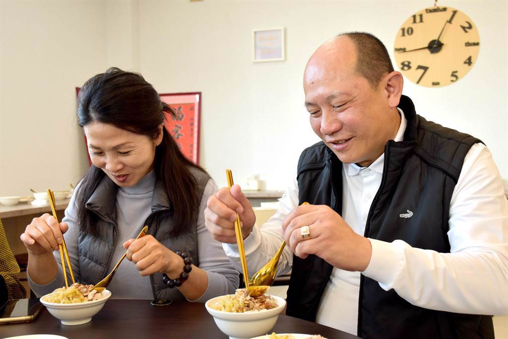 太保市民代表會副主席吳宏哲夫婦稱讚林群凱賣的雞肉飯香氣十足，肉質軟嫩。（呂妍庭攝）