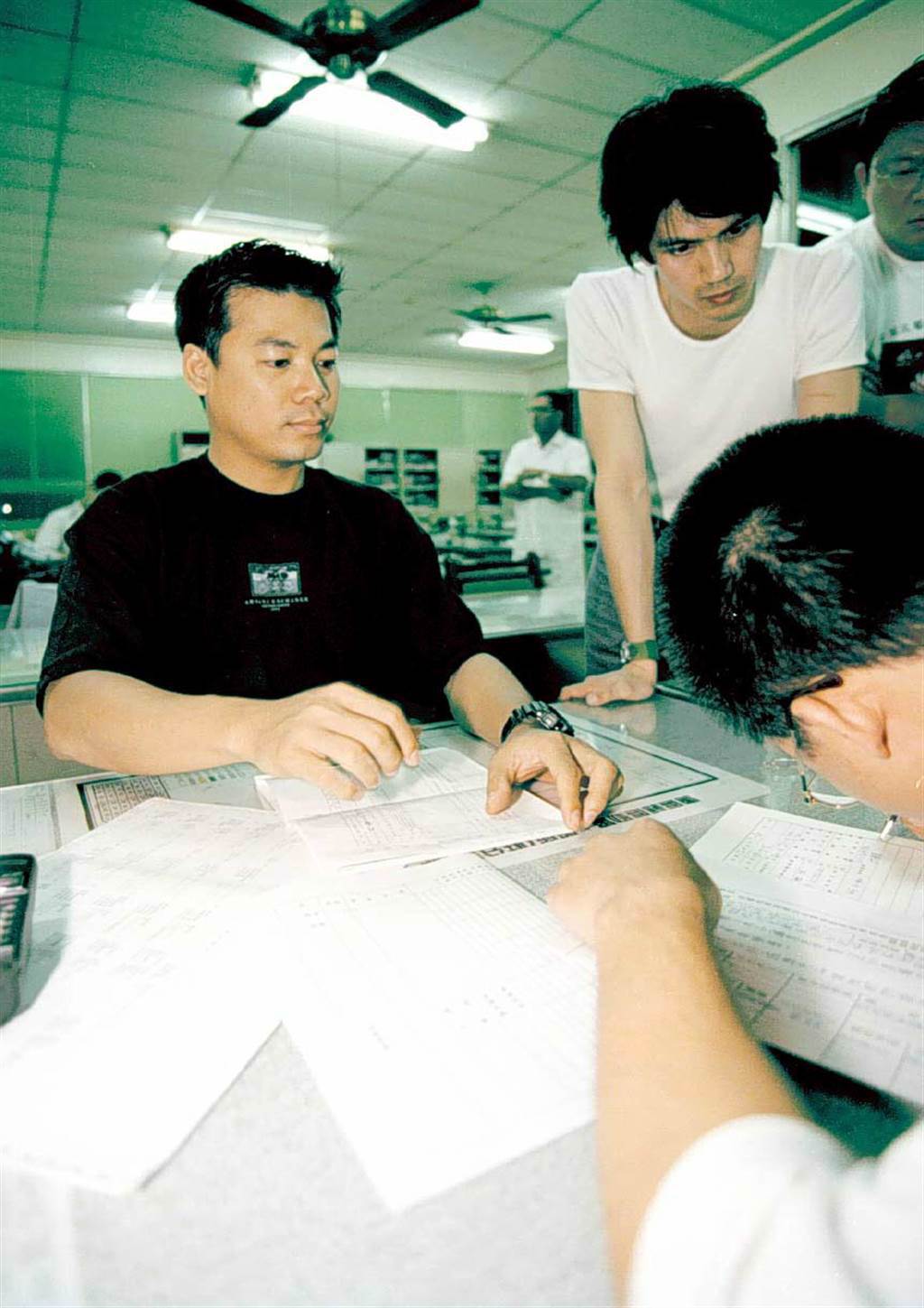 巫啟賢（左）因涉嫌非法演唱，被請到台南市警六分局做筆錄。（圖／中時資料照）