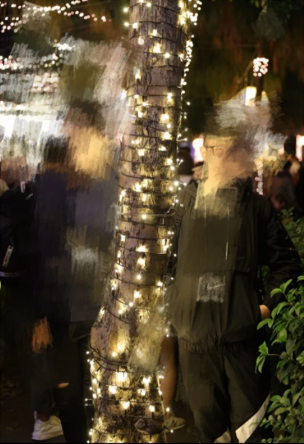 男網友發出兩人當時在耶誕城所拍下的合照，並且打上馬賽克，透過圖片中可見，背景滿是聖誕節才有的燈飾，圖片中右方的男子臉上則帶著眼鏡。（翻攝論壇《Dcard》）