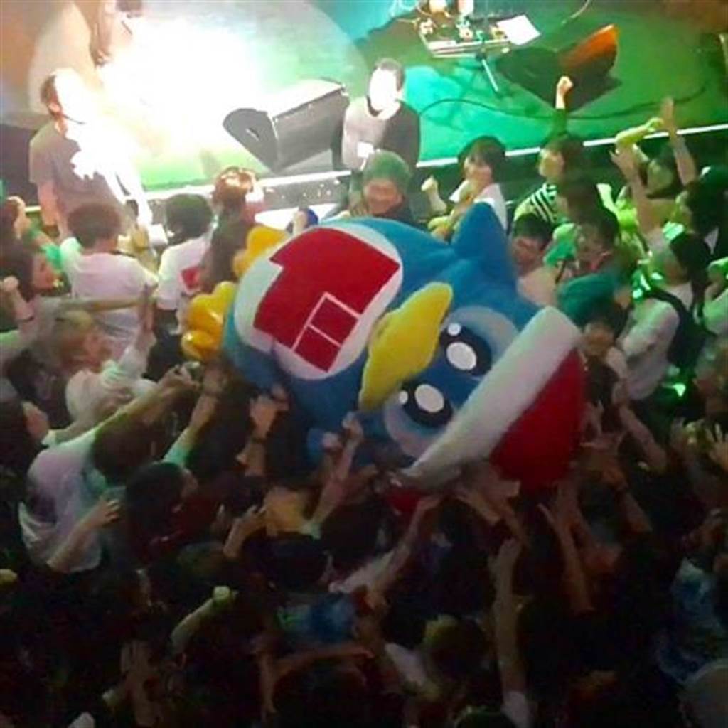 DonPen在演唱會被台下觀眾抬起。（摘自www.donki.com）