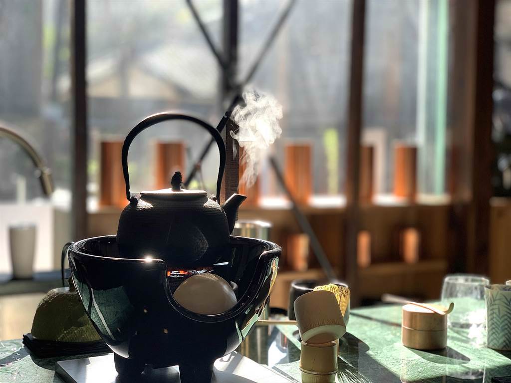 坐在〈Matcha One 齊東〉的板前，看著茶壺的蒸騰熱氣、輕煙裊裊，別有「藝境」。（圖／姚舜）