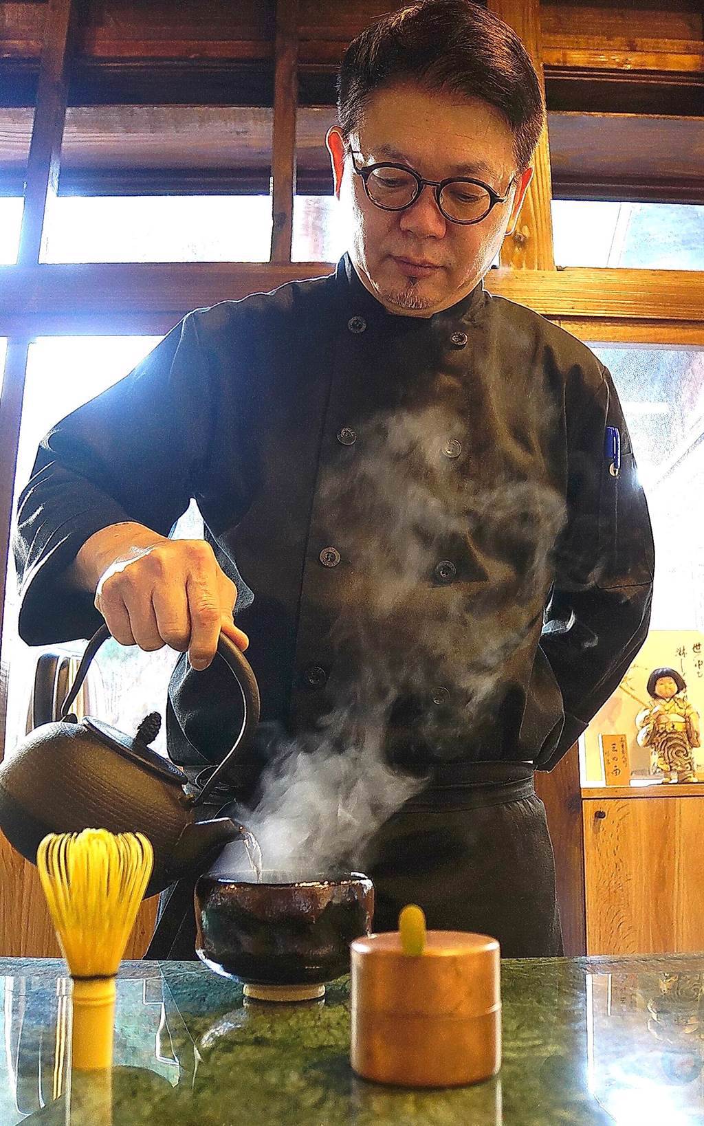 〈Matcha One 齊東〉負責人Kevin蘇祟文是個抹茶職人，他自己會在板前為客人煮茶、刷茶。（圖／姚舜）