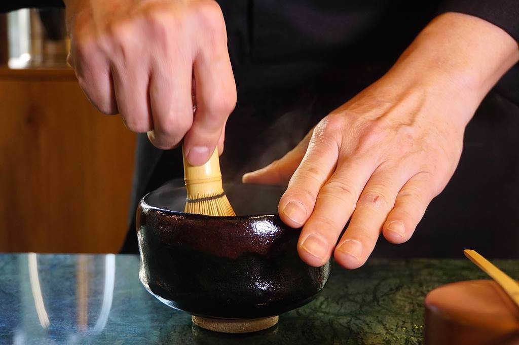 在板前欣賞職人於板前「刷茶」，是〈Matcha One 齊東〉傳遞的「抹茶美學體驗」。（圖／姚舜）