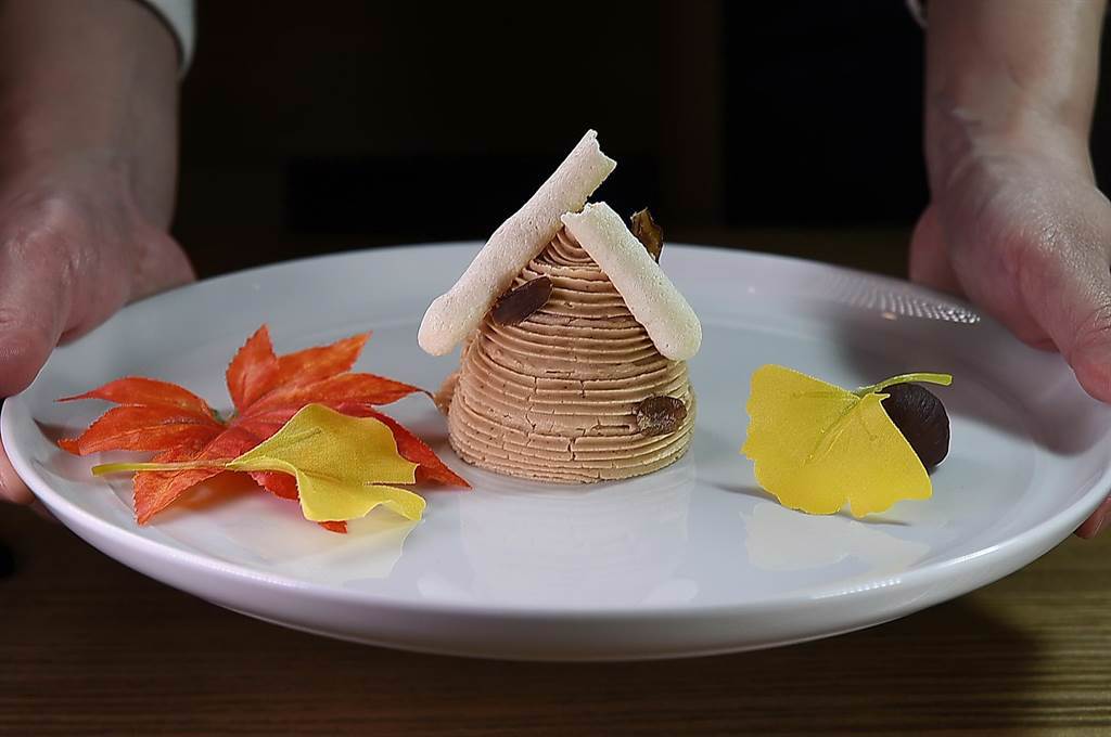 〈Matcha One 齊東〉的板前甜點〈京都蒙布朗塔〉，外層用的是法國栗子泥並搭配了蛋白霜捲。（圖／姚舜）