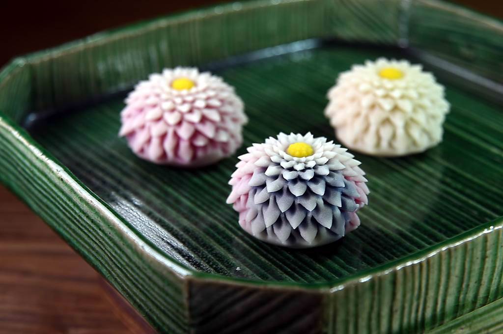 甜點控在〈Matcha One 齊東〉可以嘗到用細膩手工製作的〈剪菊和果子〉。（圖／姚舜）