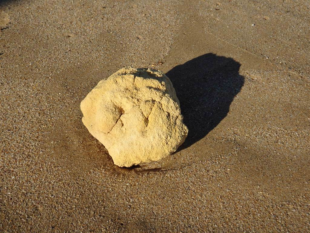 泰國一名20歲漁夫日前在岸邊撿到一塊巨大怪石。(示意圖／達志影像)