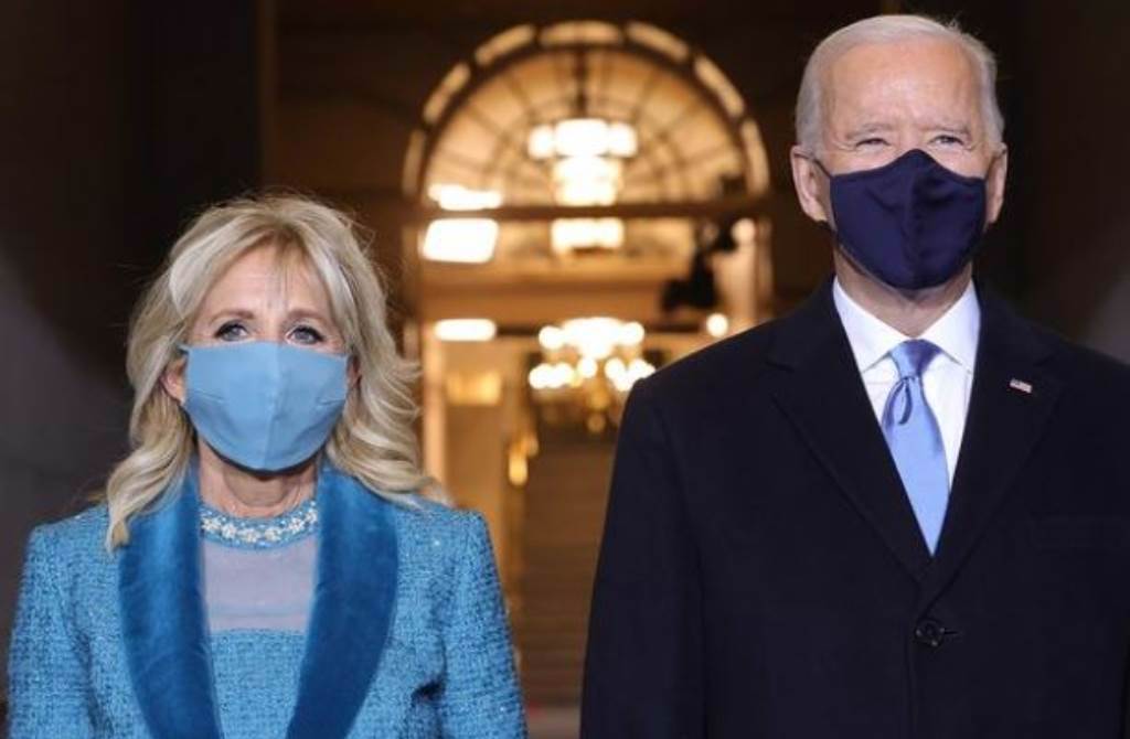 第46屆美國總統就職典禮在昨日（美國時間20日）火熱登場，總統拜登（Joe Biden）與妻子吉爾（Jill Biden）的穿衣哲學是眾人關注的焦點。（圖／IG@cnn）