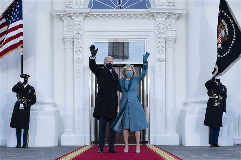 美國總統喬拜登與第一夫人吉爾拜登於白宮前向民眾揮手致意，拜登身穿海軍藍Ralph Lauren，而夫人則穿美國設計師品牌Markarian。（CFP）