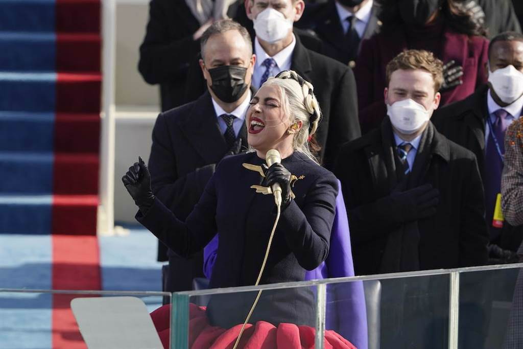 歌手Lady Gaga現身就職典禮，穿上法國高訂品牌Maison Schiaparelli演唱美國國歌。