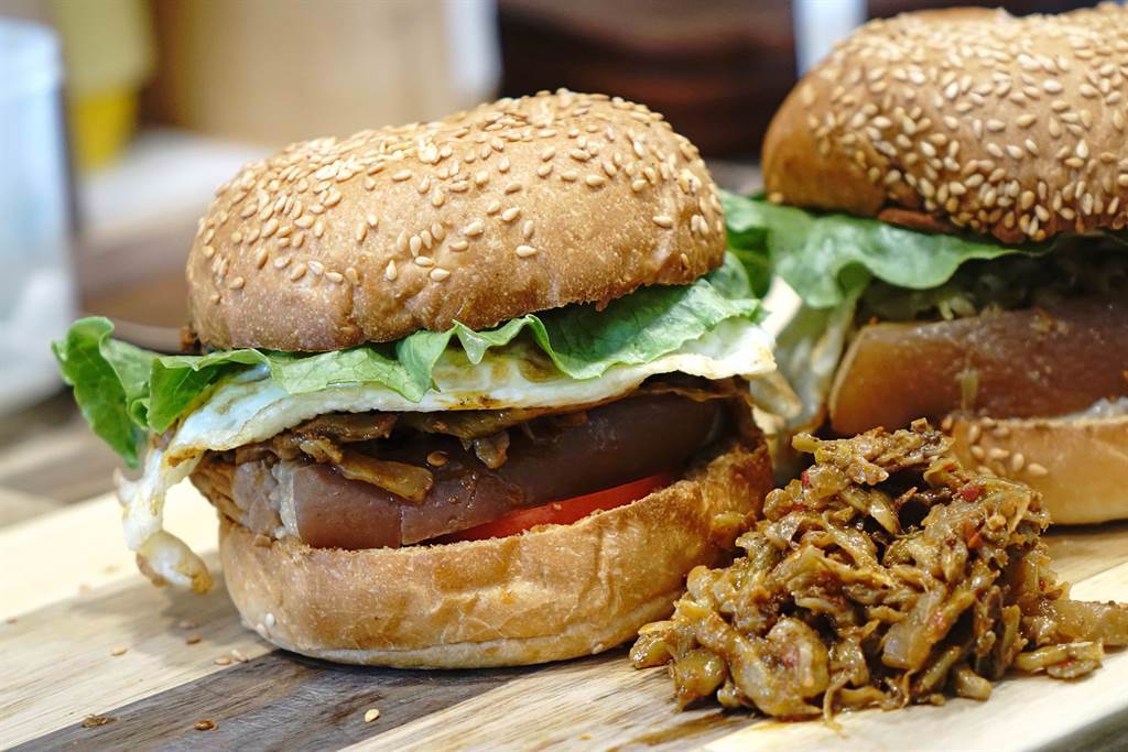 「麻辣魯肉堡」是梁蘇蘇手作食最有人氣的品項。（攝影/曾信耀）