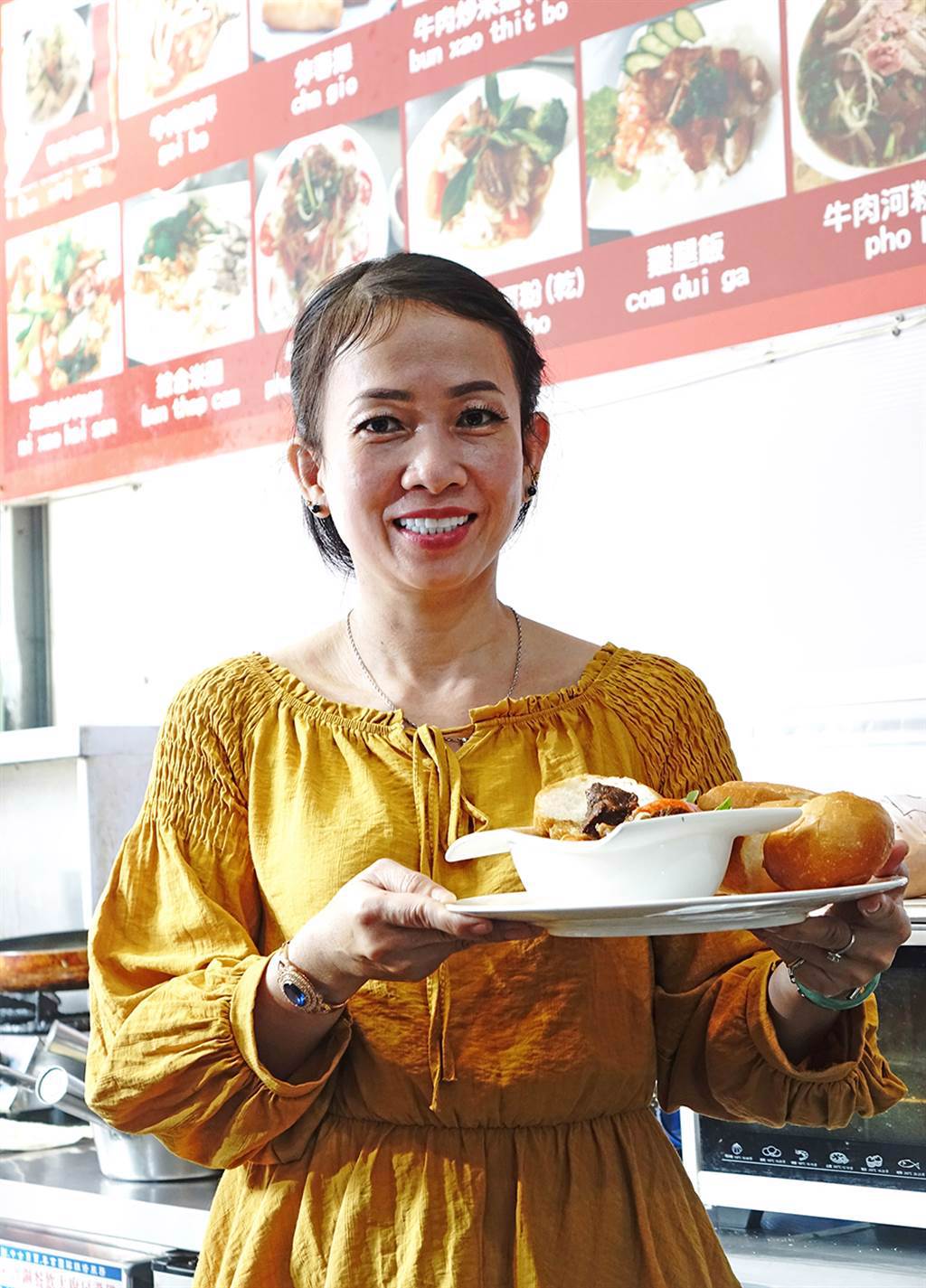 來自越南的張玉嬌鳳不僅做得一手道地的家鄉料理，對台灣小吃也樣樣精通。（攝影/曾信耀）
