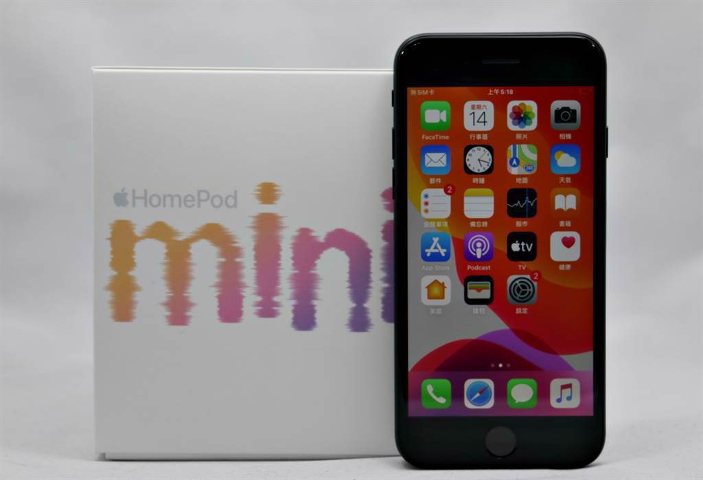 HomePod mini包裝盒與iPhone SE(第二代）。（黃慧雯攝）