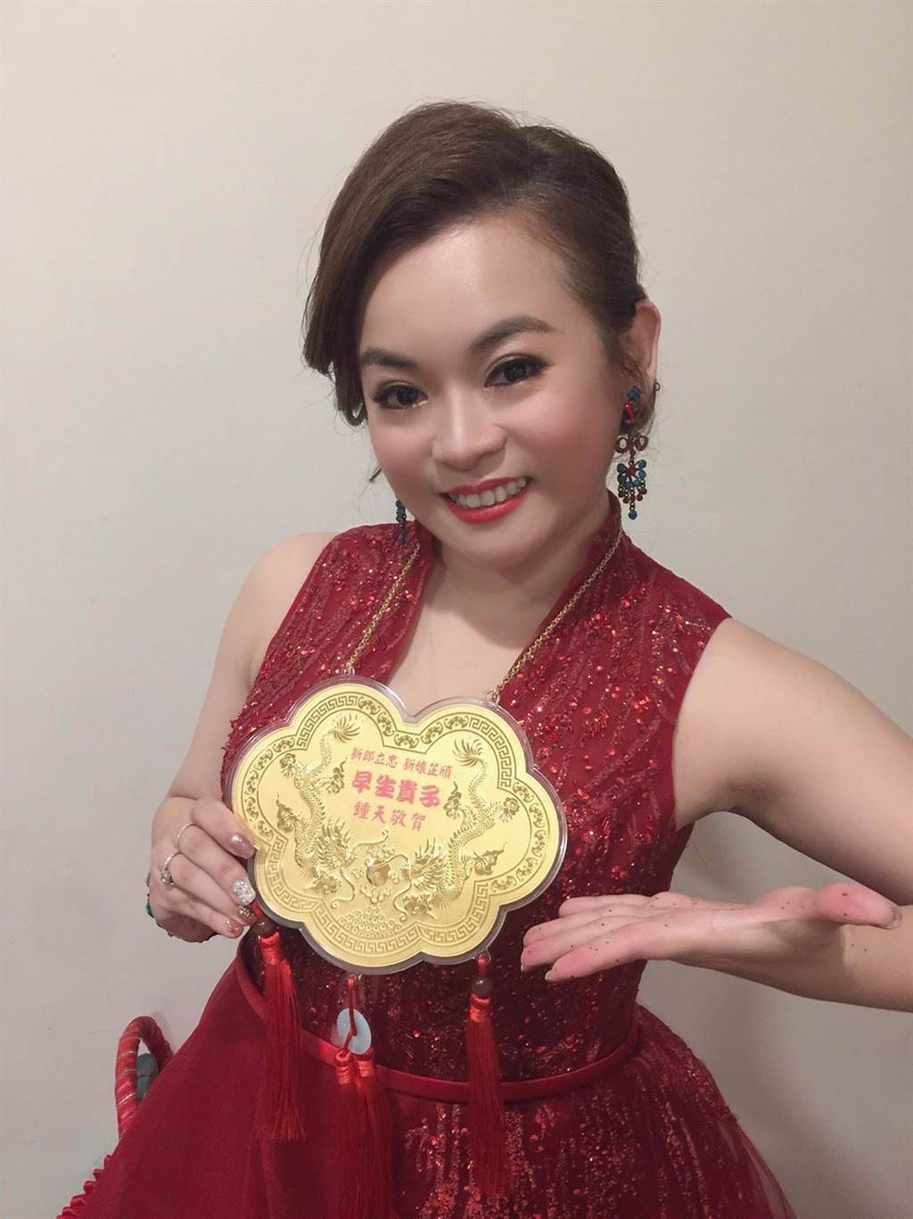 徐紫淇結婚喜獲好友送的金牌。（萬鴻提供）