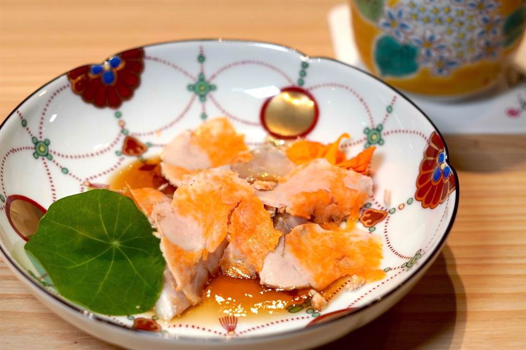 「渡邉」使用許多珍稀食材，如「九繪炙燒生魚片．松露風味橙醋．鮟鱇魚肝」，用的食材是在日本有夢幻魚美稱的九繪魚。（何書青攝）