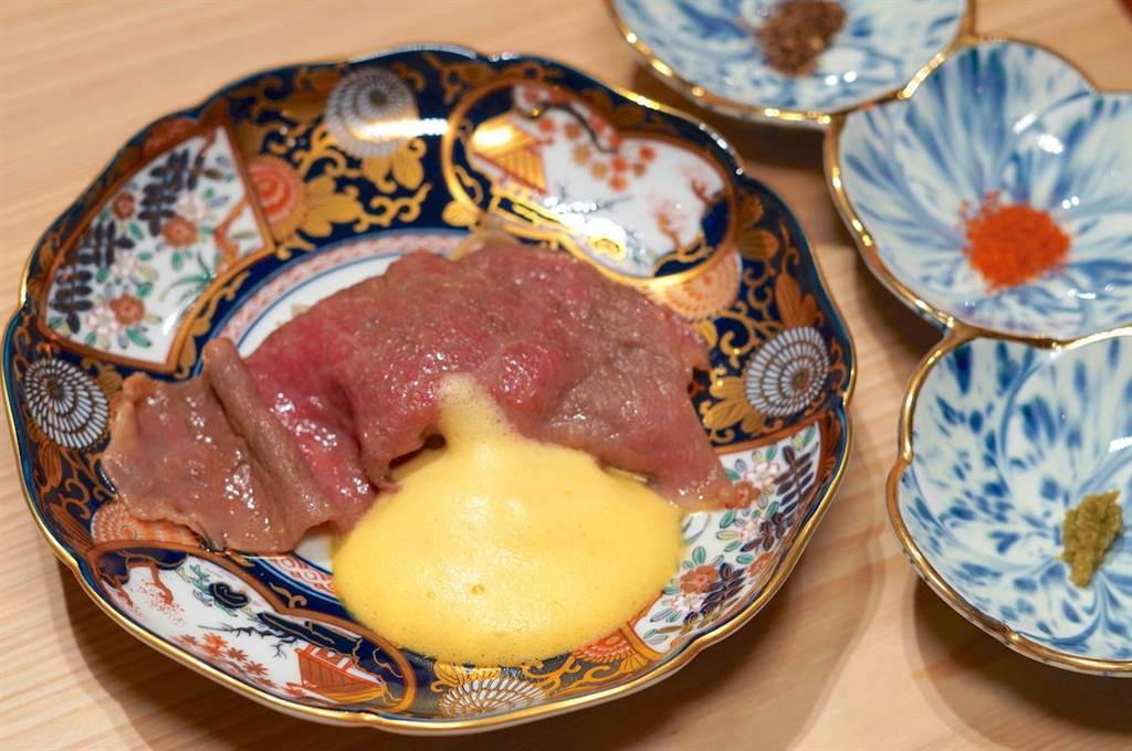 「和牛壽喜燒」使用日本近江和牛，佐以蛋白打發後再加入蛋黃而成的綿密醬料，帶出滑口鮮甜的美妙滋味。（何書青攝）