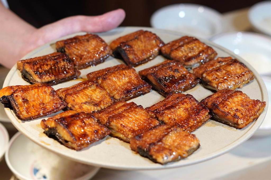 油脂豐富的鰻魚沾上主廚秘製的香濃醬汁，烤出焦香誘人的日式鰻魚。（何書青攝）