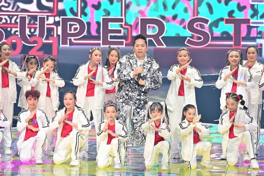出道33年的卜學亮，回歸歌手身份參加除夕特別節目《2021超級巨星紅白藝能大賞》錄影。（圖／台視提供）  