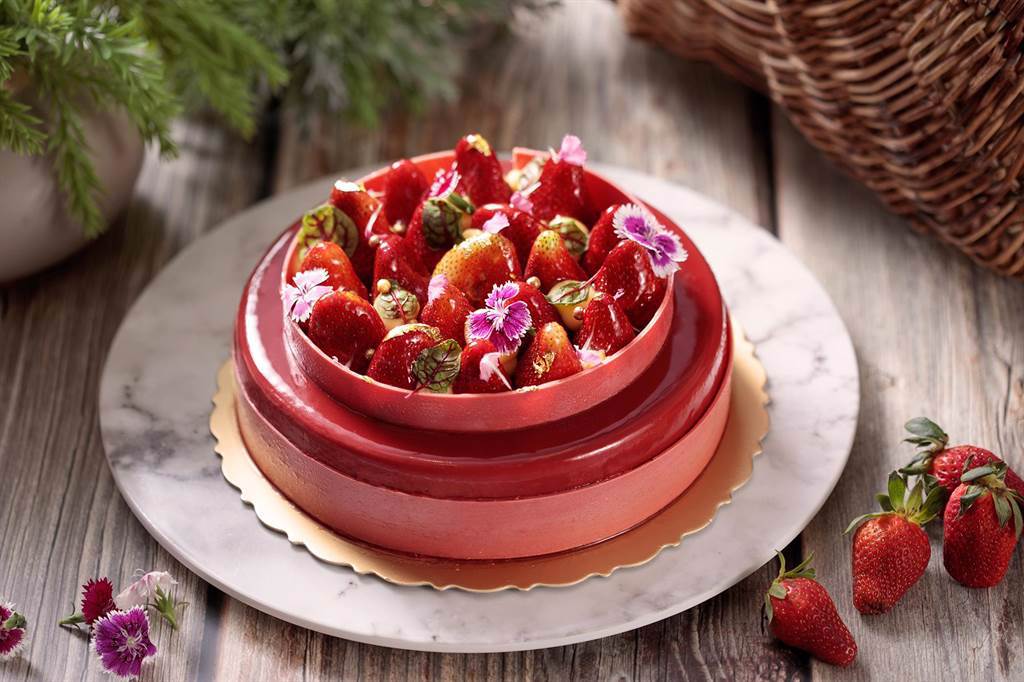 因應草莓季，逸廊推出「草莓百香果蛋糕」。（台北新板希爾頓酒店提供）