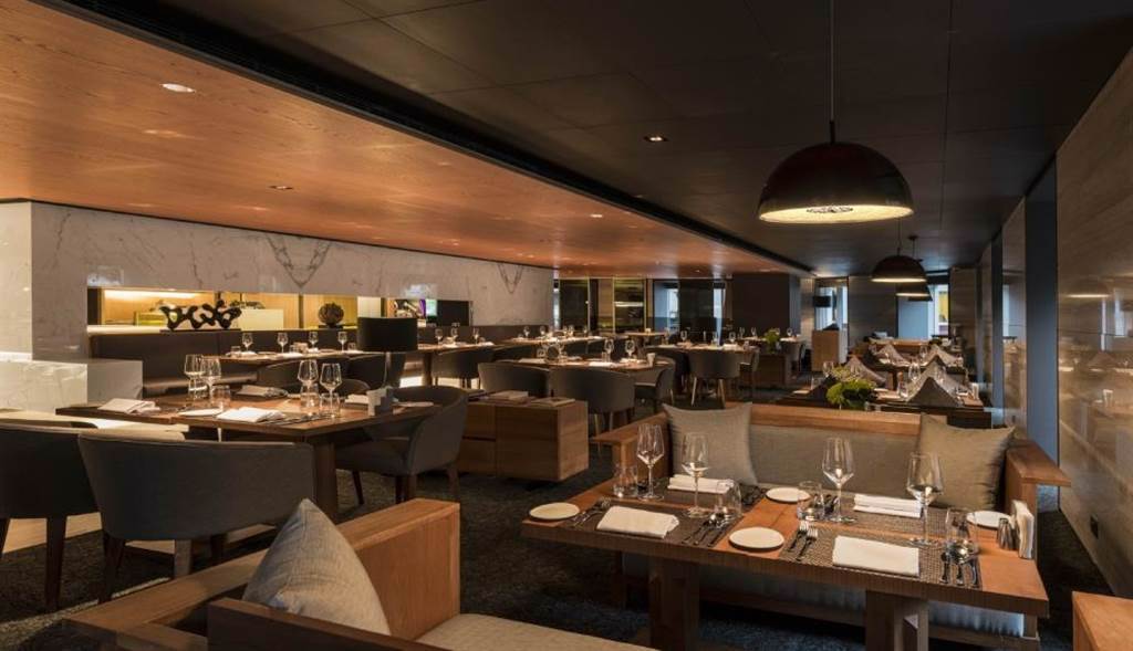 GUSTOSO義大利餐廳採用低調沉穩的色調搭配高質感原木色傢俱，營造舒適的用餐空間。（慕軒飯店提供）