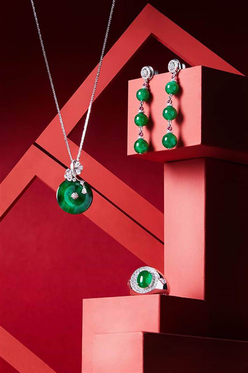 新年珠寶，紅色喜氣，綠色貴氣，翡翠珠寶是不錯的選擇。（JADEGIA提供）