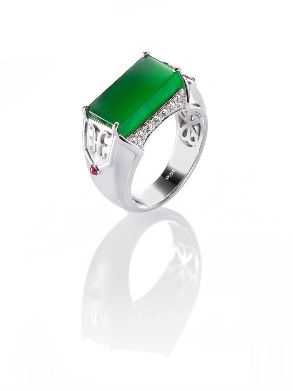 玉世家綠色翡翠戒指，十分喜氣。（JADEGIA提供）