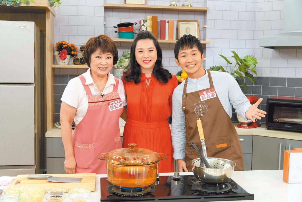 料理大師程安琪（左起）、張鳳書、蔡昌憲昨開心錄《大嫂研究所》。（三立提供）