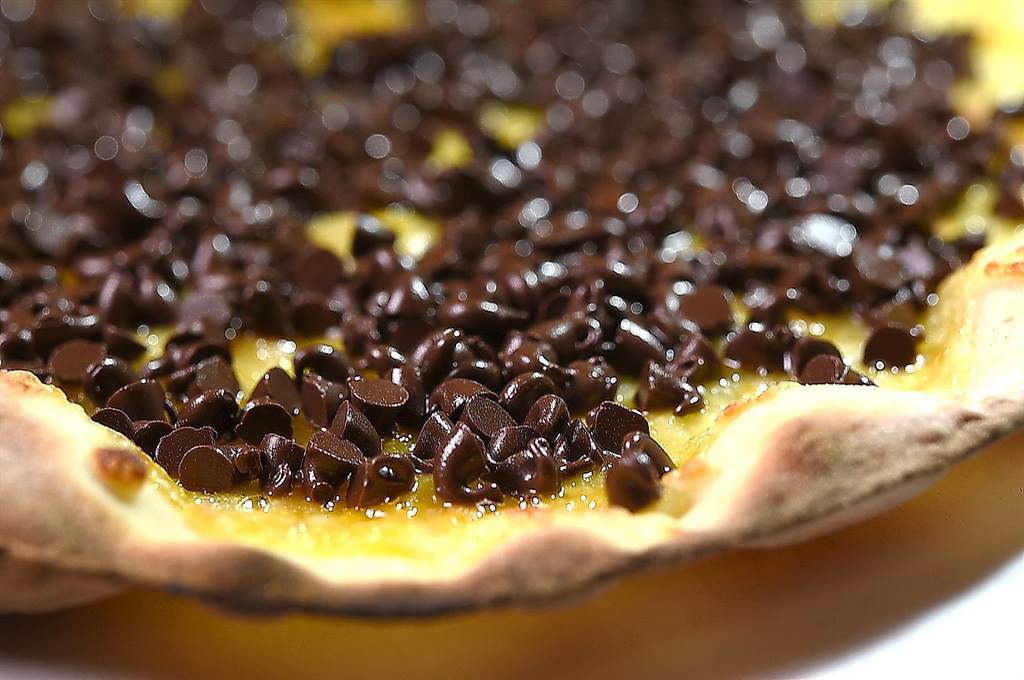 〈Pino〉的〈巧克力披薩〉是在  餅皮上舖了法國50％CACAO BARRY巧克力豆烤製。（圖／姚舜）