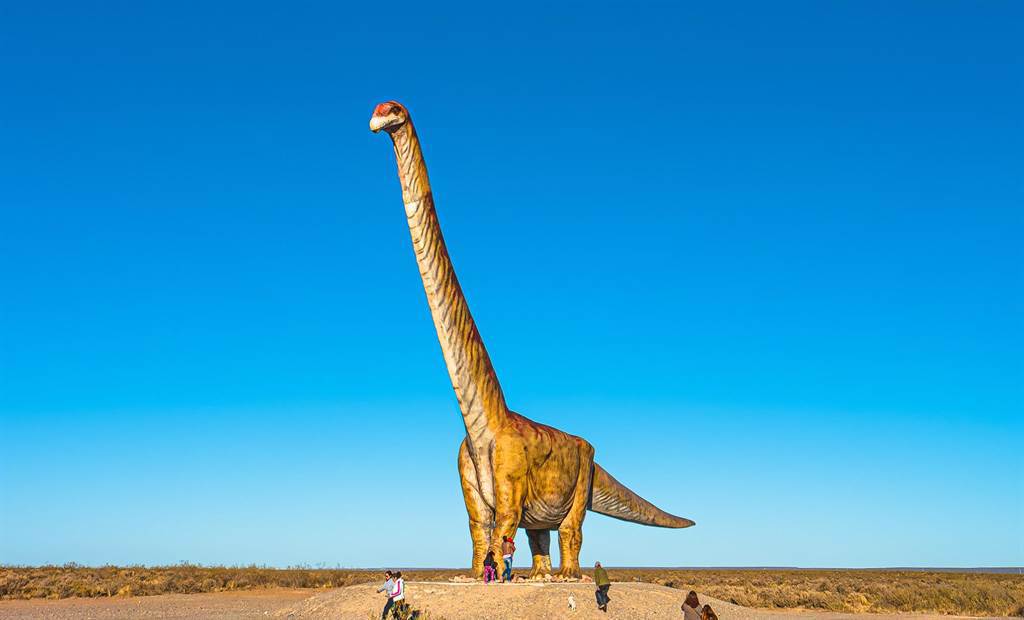 考古學家近日發現的化石，很有可能比現在已知最大的恐龍巴塔哥巨龍還要巨大(圖為巴塔哥巨龍模型／達志影像)