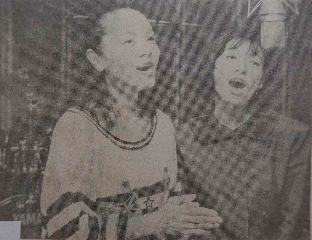 好事989 DJ毛亮傑特別送上珍藏31年的照片，是1990年崔苔菁在梁弘志製作的專輯中，翻唱趙詠華的「越飛越高」，兩人在錄音室拍的合照。(好事聯播網提供)