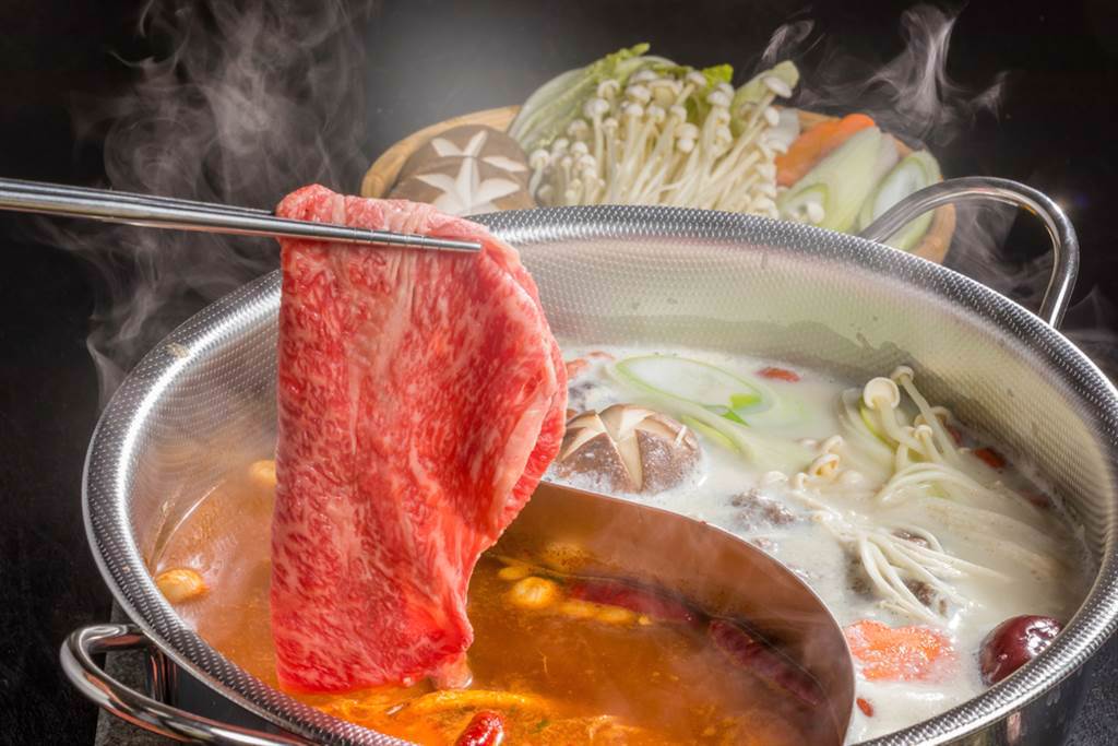在大陸四川成都一家火鍋店，有民眾吃火鍋吃到一半，突然間「天降老鼠」，當場把客人嚇壞。（示意圖／Shutterstock）