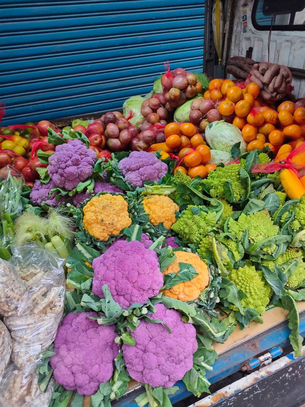 有網友分享於傳統市場上看到的花椰菜，有紫色、黃色，最旁邊綠色的為鑽石花椰菜。（圖／翻攝自我愛全聯-好物老實説）