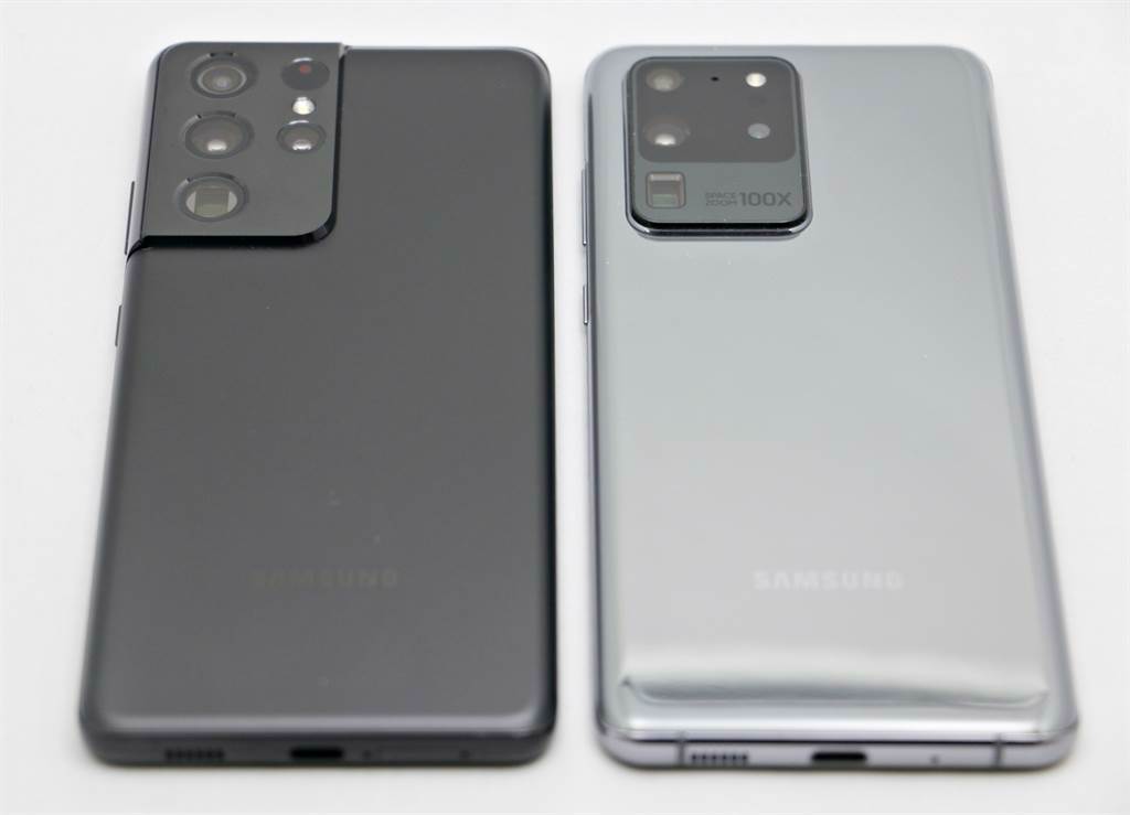 三星Galaxy S21 Ultra（左）對比Galaxy S20 Ultra在相機設計上有明顯不同。（黃慧雯攝）