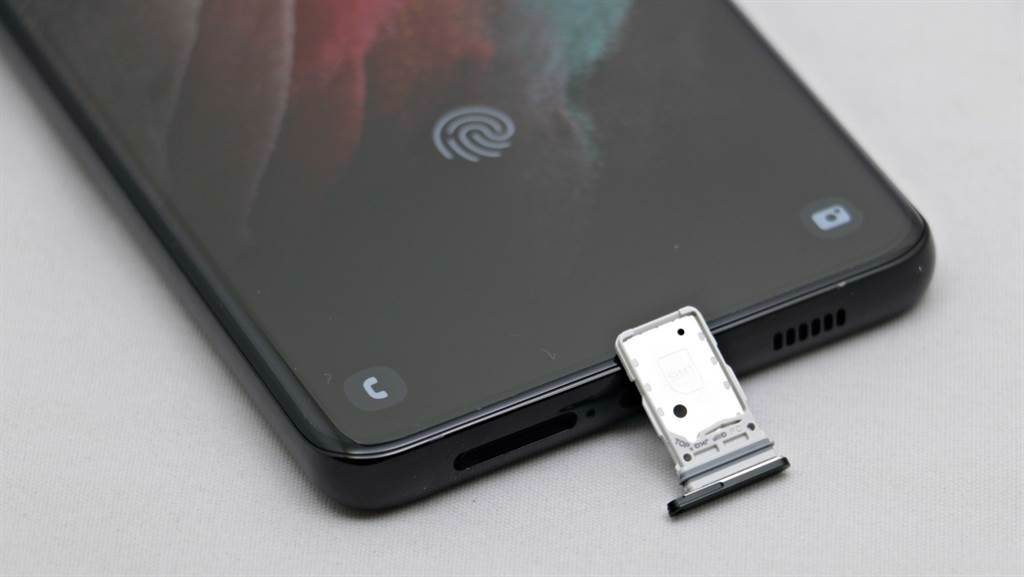 三星Galaxy S21 Ultra採用雙面SIM卡卡槽的設計，不支援microSD卡擴充。（黃慧雯攝）
