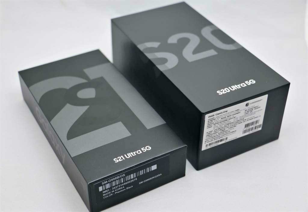 三星Galaxy S21 Ultra包裝盒（左）與Galaxy S20 Ultra包裝盒。（黃慧雯攝）