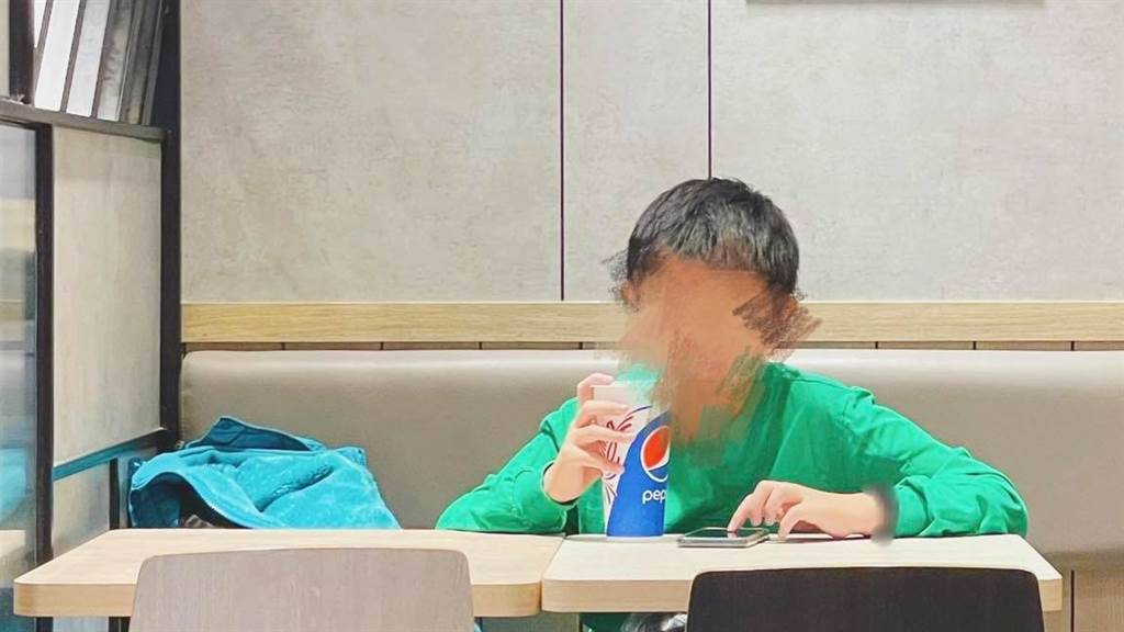 街頭藝人楊元慶表示，看到一名男童日積月累的1塊買可樂，店員得知後便表示不收錢，令他相當感動。（圖／楊元慶授權提供）