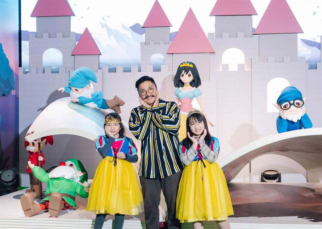 北村豐晴導演帶著女兒（右）和女兒同學一起欣賞「格林童話-白雪公主與七矮人特展」。（寬宏藝術提供）