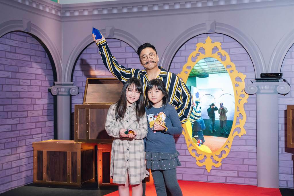 北村豐晴導演帶著女兒（左）和女兒同學一起欣賞「格林童話-白雪公主與七矮人特展」。（寬宏藝術提供）